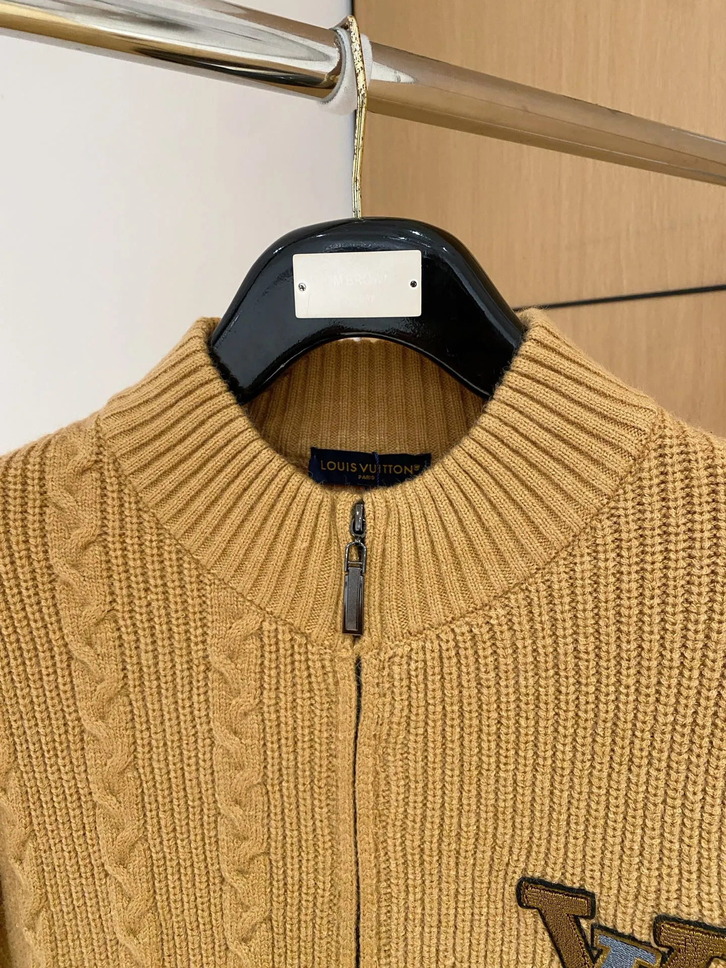 🅿️540 【LV Louis Vuitton】Autumn and winter classic cardigan sweater, in full condition! ! ! Wool blended fabric, the latest model in 2025, golden ratio! ! Slim-fitting soft gold, versatile and practical item, the combination and practicality are extremely powerful, simple and elegant, and classy! To create your own style, it is highly recommended to buy it in two colors. The standard slim fit tailoring process is suitable for both young and old men. It is knitted from wool and will not cause any discomfort! While keeping warm, it is stylish, textured and wearable, and the classic logo with contrasting colors on the chest feels in place! ! Recommended for regular customers! ! Size M-3XL (maximum wear: 190 pounds)